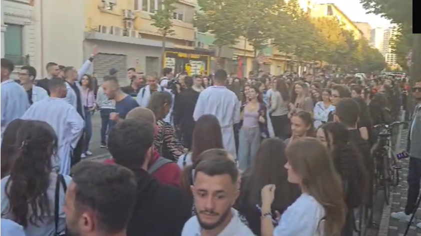 Studentët e Mjekësisë protestë para Ministrisë së Arsimit, bllokojnë qarkullimin e Rrugës së Durrësit Screenshot 2023 10 23 175601