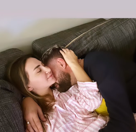 FOTO/ Luizi përqafim romantik me Kiarën Screenshot 1 73 e1697629400511