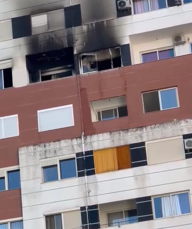 FOTOT / Zjarr në një pallat në Tiranë, flakët djegin apartamentin 2 Screenshot 2 3