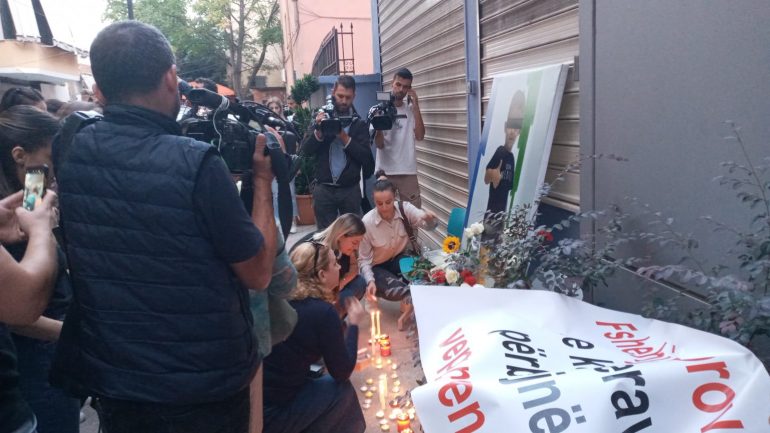 Humbi jetën pas trajtimit në klinikë, qytetarët marshojnë dhe ndezin qirinj për 3-vjeçarin WhatsApp Image 2023 10 08 at 18.05.45 770x433 1