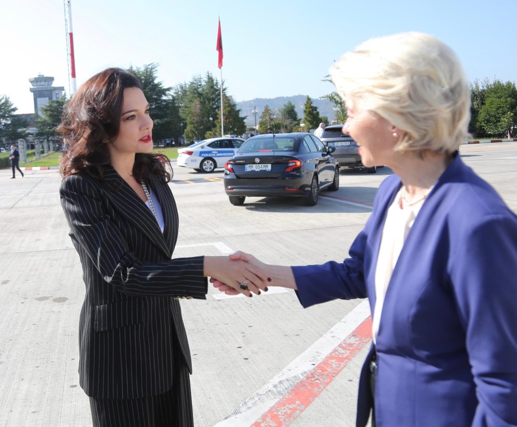 Samiti i Procesit të Berlinit/ Mbërrin në Tiranë, Ursula Von der Leyen, pritet nga ministrja Elisa Spiropali WhatsApp Image 2023 10 15 at 14.19.51