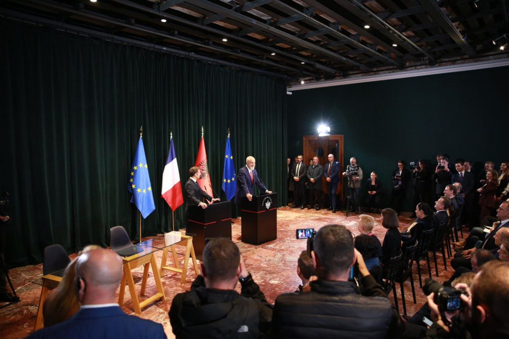 FOTO/ Rama: Zgjerimi i BE nuk duhet të pengojë ribashkimin e Europës! Presidenti Macron rol kyç 4 WhatsApp Image 2023 10 17 at 11.05.30 1