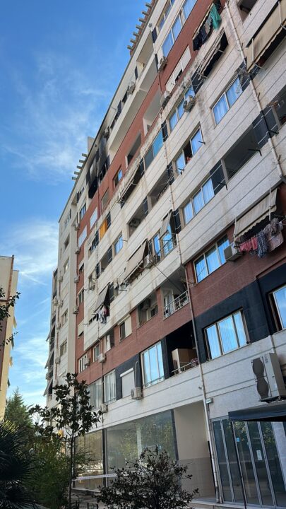FOTOT / Zjarr në një pallat në Tiranë, flakët djegin apartamentin 1 WhatsApp Image 2023 10 18 at 15.19.49 405x720 1