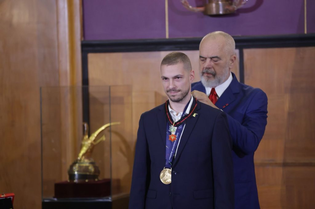 Alvin Karaqi merr ''Yllin e Mirënjohjes Publike''! Rama: Jeton me flamurin kuqezi si një lëkurë të dytë 5 WhatsApp Image 2023 10 31 at 11.08.15