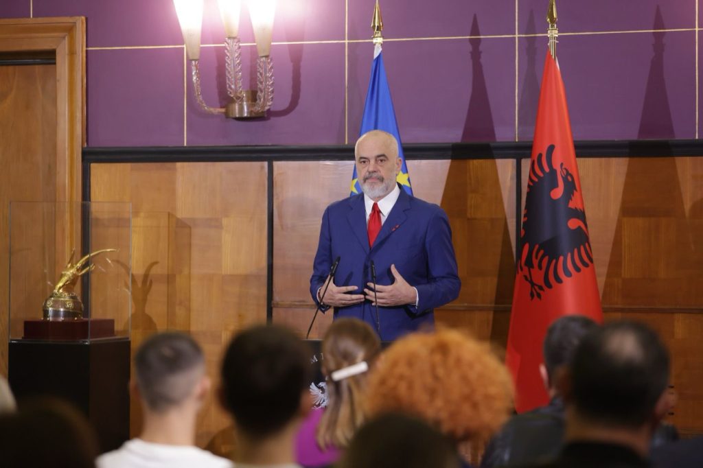 Alvin Karaqi merr ''Yllin e Mirënjohjes Publike''! Rama: Jeton me flamurin kuqezi si një lëkurë të dytë 4 WhatsApp Image 2023 10 31 at 11.08.16
