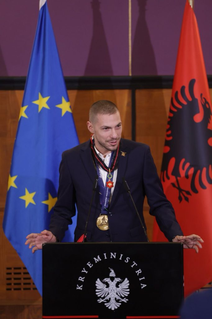 Alvin Karaqi merr ''Yllin e Mirënjohjes Publike''! Rama: Jeton me flamurin kuqezi si një lëkurë të dytë 3 WhatsApp Image 2023 10 31 at 11.08.17