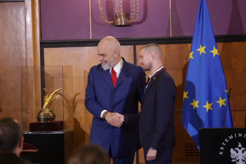 Alvin Karaqi merr ''Yllin e Mirënjohjes Publike''! Rama: Jeton me flamurin kuqezi si një lëkurë të dytë 1 WhatsApp Image 2023 10 31 at 11.08.18