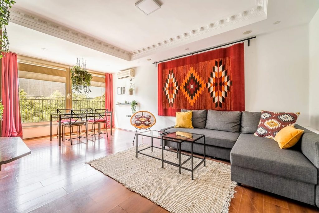 Nga sot ata që do japin apartamente me qira në Booking, do paguajnë 20% TVSH mbi komisionin airbnb tirana albania