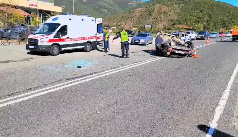 Dy mjete përplasen në Rrugën e Kombit, njëra përmbyset në rrugë. Ka persona të plagosur aksident ne rrugen e kombit 770x445 1