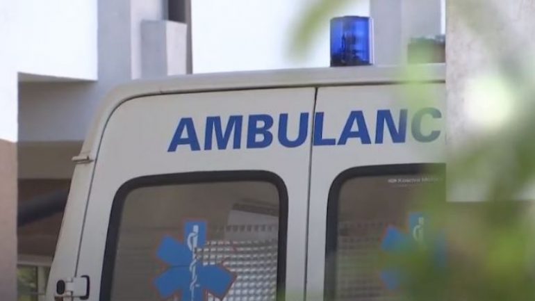 U plagos pas konfliktit me bashkëmoshatarët, 14-vjeçari transportohet drejt spitalit të Traumës ambulance 770x433 1