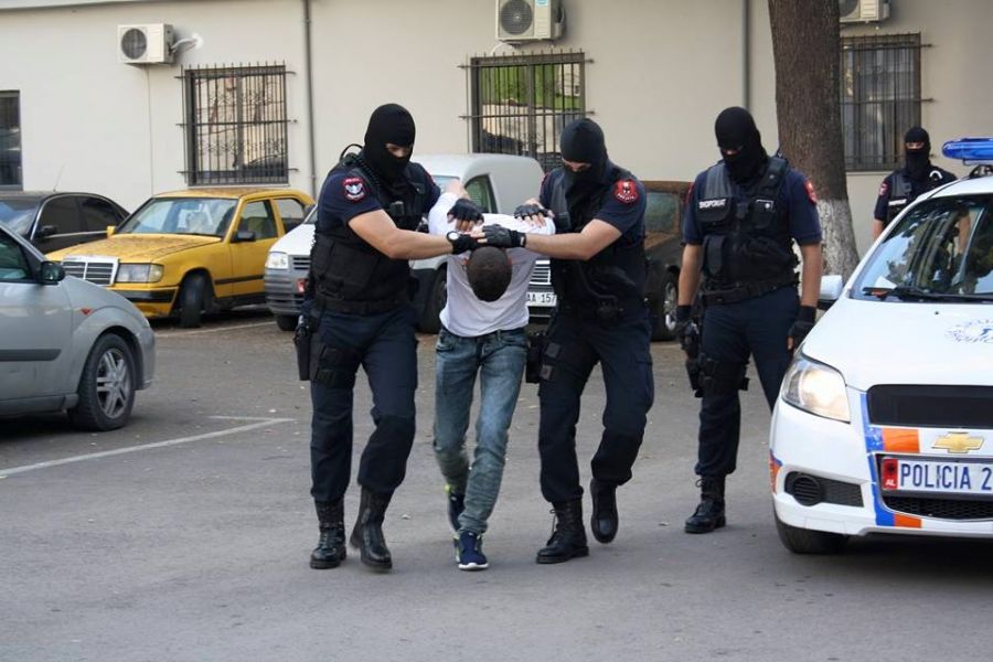 “Më jep lekët që vëllai yt më ka borxh”, i riu rreh 17-vjeçaren në një lokal në Durrës! arrestim policia