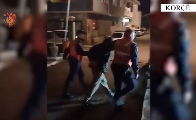Po transportonin 10 emigrantë të paligjshëm, 4 të arrestuar në Korçë arrestim