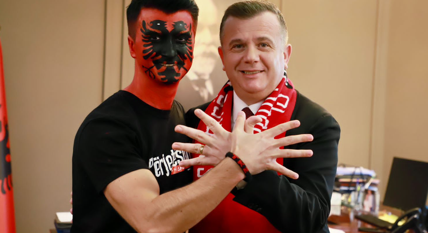 Balla pret në takim, një prej tifozëve më të njohur të ekipit kombëtar të Shqipërisë balla