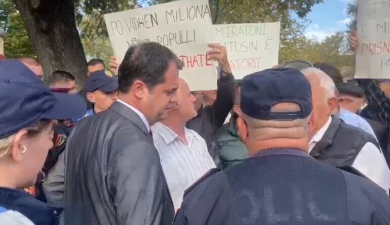 (VIDEO) “Ik, ik largohu!”/ Bylykbashi iu bashkua protestës, pensionistët largojnë deputetin fgsdfgsdfgfdg 770x445 1