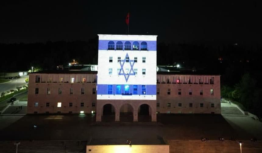 Tirana solidarizohet me viktimat në Izrael, UPT vishet me ngjyrat bardhë e blu kjhljl