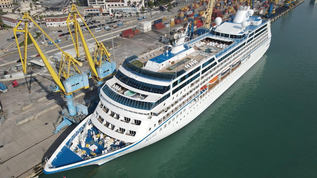 Kroçera “Sirena” sjell 657 turistë nga 22 shtete në Durrës krocw