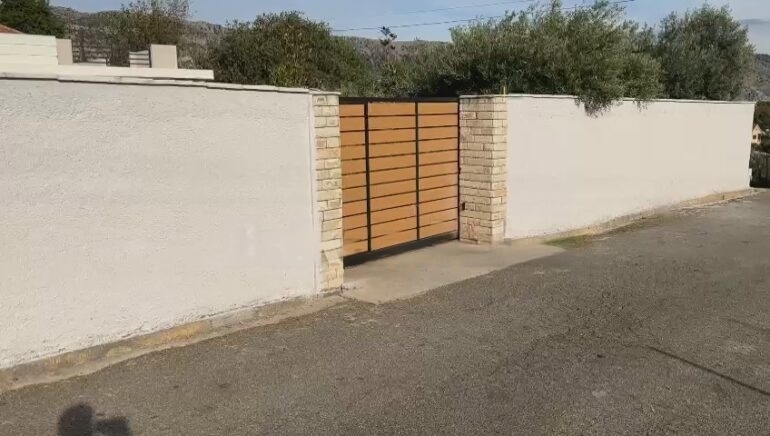 Policia shoqëron 8 persona për tentativën për të grabitur banesën dhe dhunimin e një 79-vjeçari në Lezhë lesha