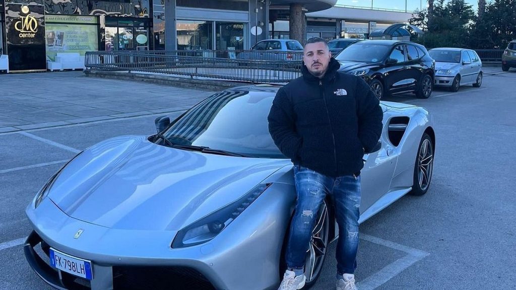 lorenzo delle femmine sitzt auf einem auto