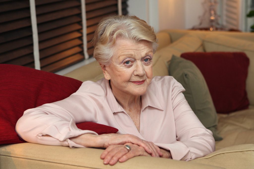 “Jeta më ka mësuar se familja vjen e para” lw angela lansbury video superJumbo