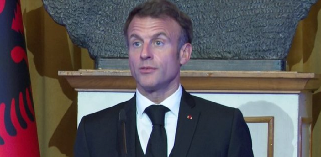 Macron ngre dolli në Pallatin e Brigadave dhe flet shqip! Rroftë Shqipëria, rroftë miqësia franko-shqiptare macron