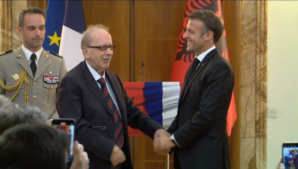 Ismail Kadare flet pas dekorimit nga presidenti Macron: Kosova është Shqipëri, i uroj liri të plotë macron dhe kadare