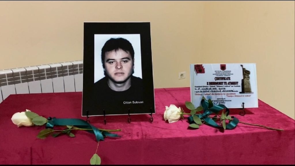 “Djalin ma vranë bandat e Sali Berishës”/ Akuza e nënës së “Dëshmorit të Atdheut” Oltjon Sulovari… oltjon sulovari11