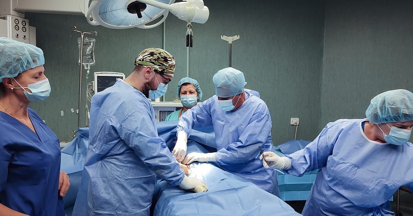 Ministrja Koçiu: Ndërhyrje e suksesshme në ortopedinë pediatrike tek Spitali i Traumës operacion2