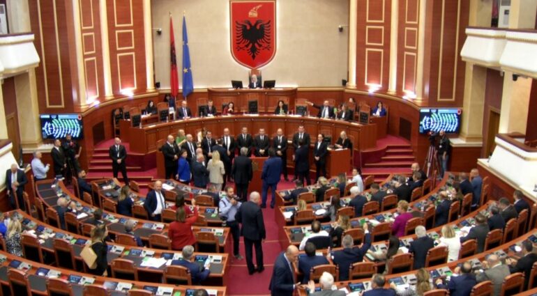 Tensione në Kuvend/ Deputetët e opozitës bllokojnë foltoren pas miratimit të Rezolutës për Kosovën opozita bllokon folotren 770x425 1