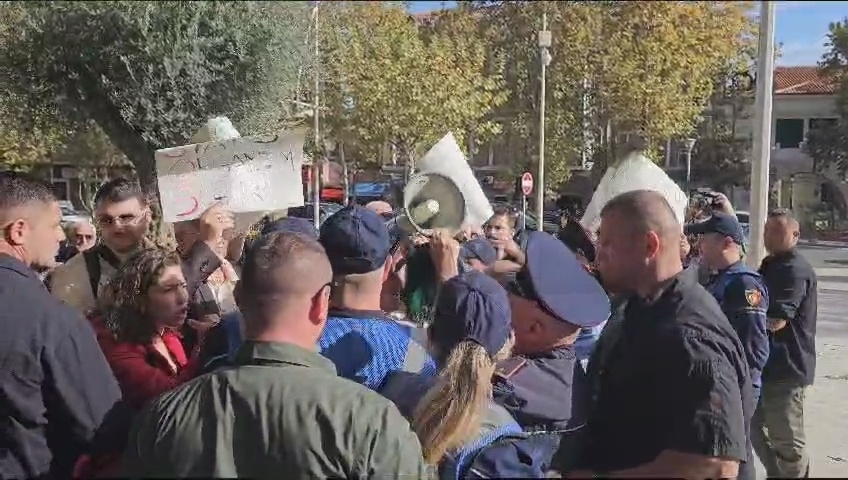 Minatorë dhe pensionistë protestë tek Kuvendi, tensione me policët: Mos na prekni me duart e ndyra pensionistet perplasen me policine transformed