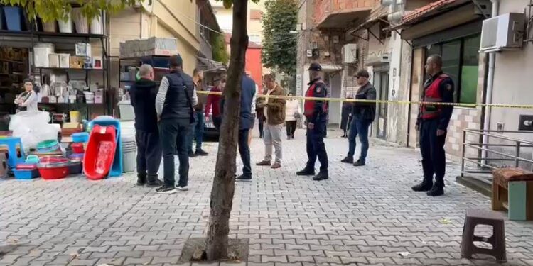 ‘Shitësja më hidhte ilaç në ushqime’/ Çfarë deklaroi në polici i riu që qëlloi me hanxhar gruan në pazarin e Korçës plagosja 1 750x375 1