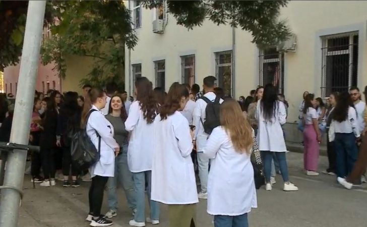 Mjekët e rinj kundërshtojnë ligjin për punën e detyruar, vijon bojkoti i mësimit protesta e mjekesise 1 728x450 1