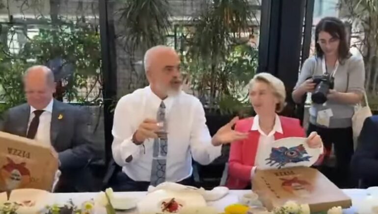Liderët e BE-së në Samitin e Berlinit në Tiranë, dhurata speciale e Ramës një ”pizza” me piktura nga… rama pizza 770x436 1