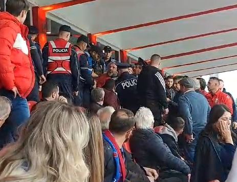 Skandal/ Goditet me grusht Presidenti i Skënderbeut Ardjan Takaj (VIDEO) sdfsdfsdfsfdsdfsdfsdf1