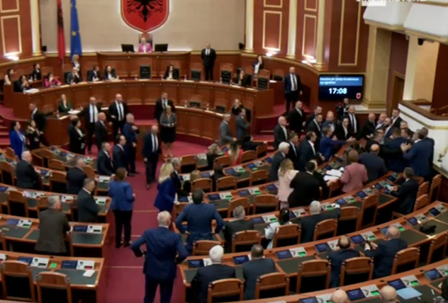 Sherr në Kuvend, goditen me grushte deputetët e PS dhe PD sherr 1