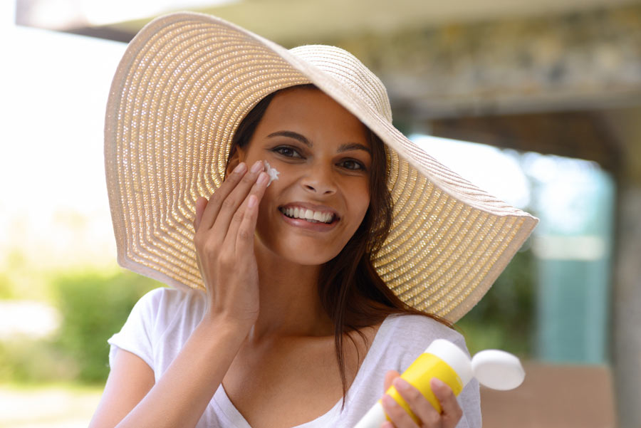 Karakteristikat që e bëjnë kremin mbrojtës shumë të efektshëm sunhat woman