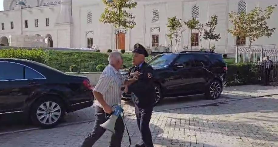 Minatorë dhe pensionistë protestë tek Kuvendi, tensione me policët: Mos na prekni me duart e ndyra 1 uhuilhhjkh