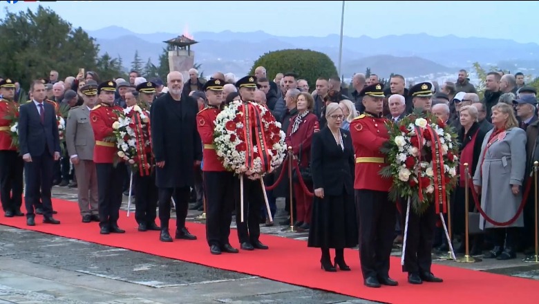 VIDEO/ 79-vjetori i Çlirimit, Begaj, Nikolla dhe Rama homazhe në Varrezat e Dëshmorëve të Kombit 1701248896 homazhe