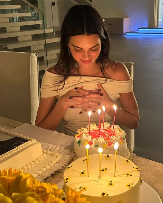 Dalin pamjet nga festa e 28-vjetorit të Kendall Jenner 1 398423119 240824058724581 2044964896401928802 n 640x799 1