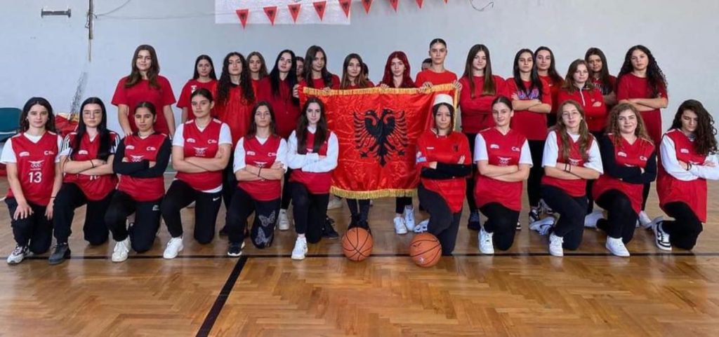 FOTO/ 79-vjetori i Çlirimit të Tiranës, kryeministri Rama tregon momentet nga festa nëpër shkolla 1 402650304 899608828201446 2656688056394172732 n