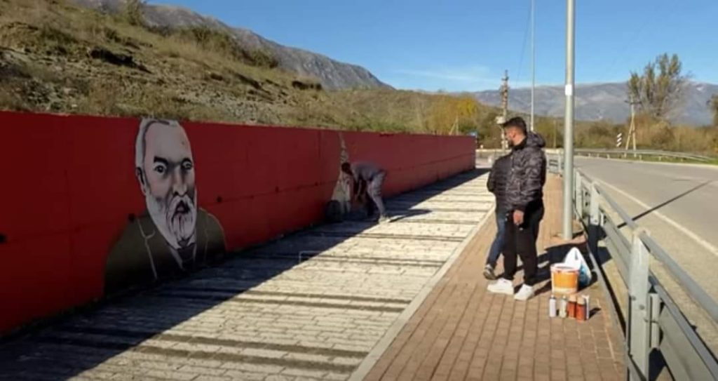 Nga Çerçiz Topulli te Adem Jashari, i riu zbukuron muralet në qytetin e tij 2 405257272 779595004165368 3784072405686741508 n