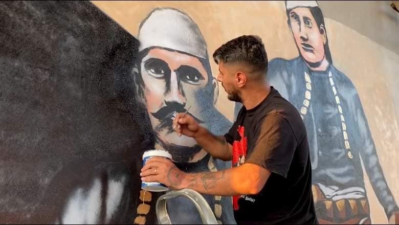 Nga Çerçiz Topulli te Adem Jashari, i riu zbukuron muralet në qytetin e tij 405989430 779594904165378 5296816109560287075 n 1