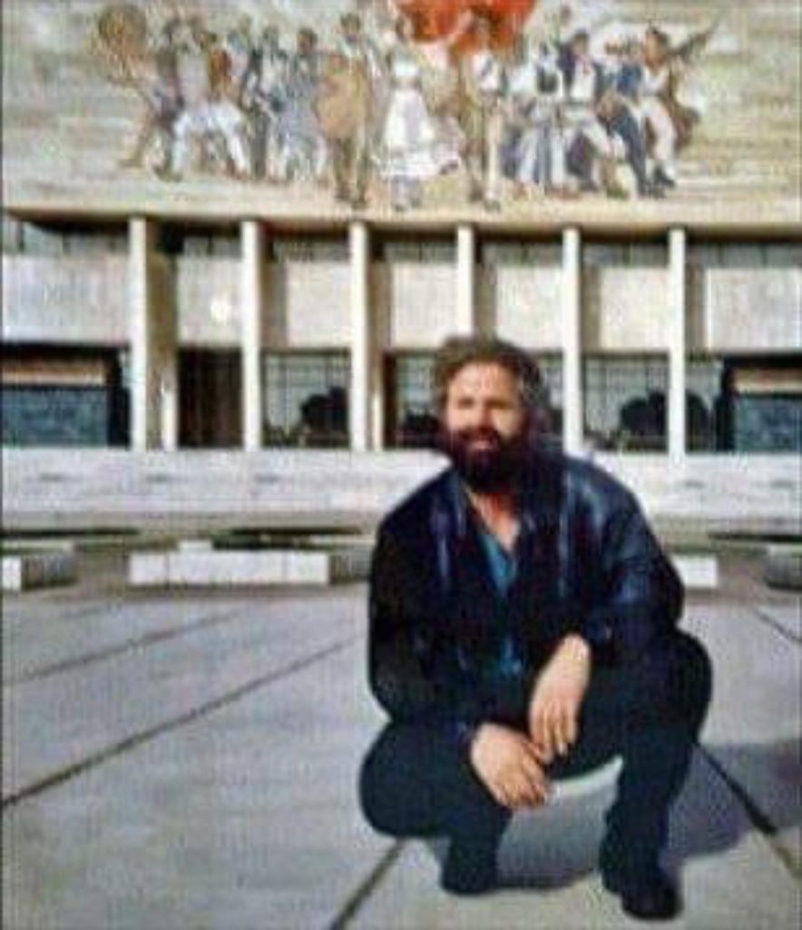 Rama: Adem Jashari e la trupin si monument në mesin e shtëpisë ku mbante flamurin kombëtar 406233173 905166324312363 8649921859040151138 n