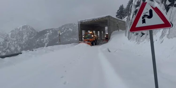 Reshjet e dëborës bllokojnë disa akse rrugore, ARRSH: Pajisuni me zinxhirë dhe goma dimërore 406315978 746589024174545 1117537136574723056 n 750x375 1