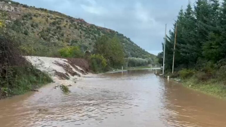 Reshjet e dendura të shiut krijojnë probleme në segmentin rrugor Lezhë-Milot 4545454545 1 770x434 1