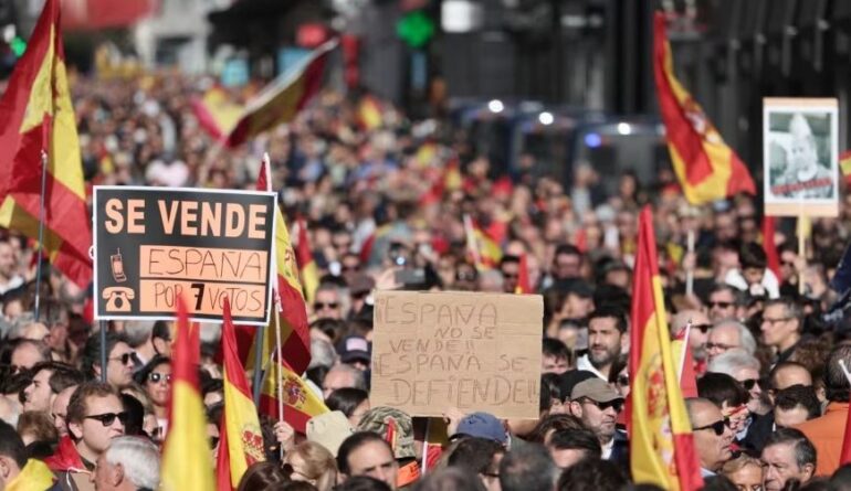 Mijëra spanjollë protestojnë kundër planit për t’i amnistuar separatistët katalanas 454545454545454545 770x445 1