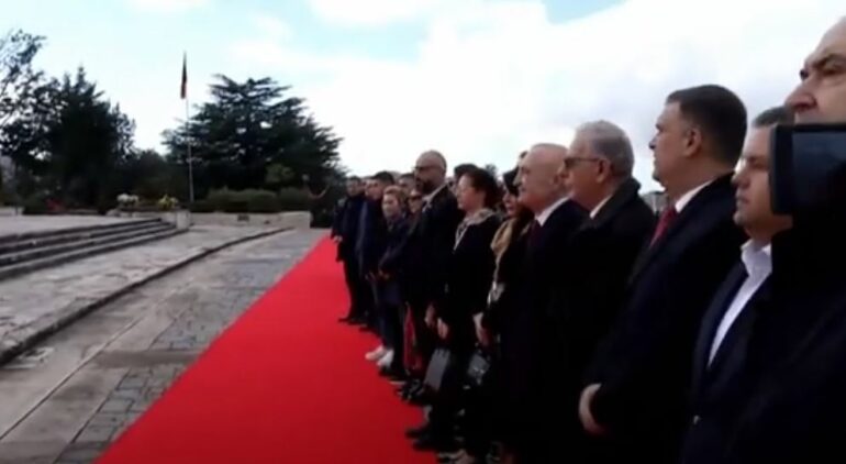 VIDEO/ Dita e Çlirimit, Ilir Meta dhe anëtarët e PL-së homazhe te ”Varrezat e Dëshmorëve” 5454545454 770x422 1