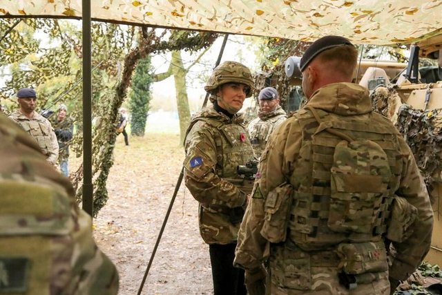 Kate Middleton vesh uniformën ushtarake dhe merr drejtimin e një tanku 4 640 0 5 1699553568