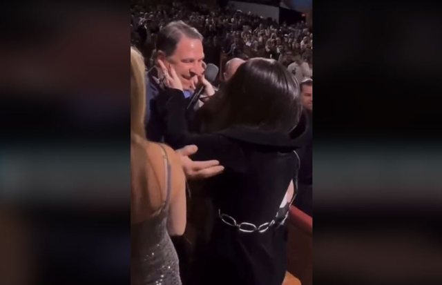 VIDEO/ Adele, ndërpret koncertin, i hidhet në krahë mjekut. Arsyeja është e mrekullueshme 640 0 adelejpg 1698825571