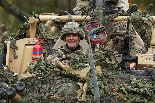 Kate Middleton vesh uniformën ushtarake dhe merr drejtimin e një tanku 10 640 0 kate 1699553569