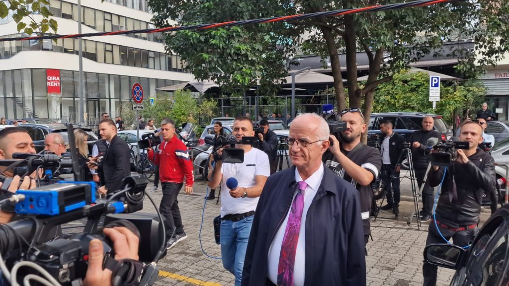 Ndërtuesi Fatmir Bektashi paraqitet në SPAK! Gazetarët e pyesin: Flisni shqip? 6548bfbb712d7577a59f2 c3fe 4596 b44e da775cd70f3f